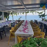 호텔 Kalemi's Beachside 3*