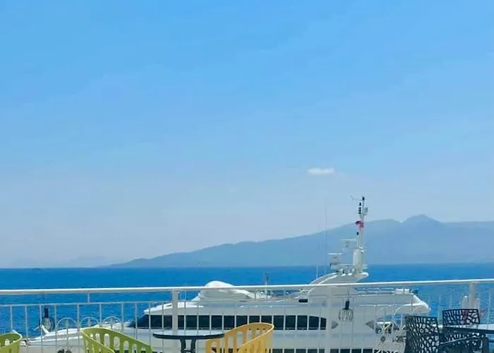 Kalemi's Beachside فندق