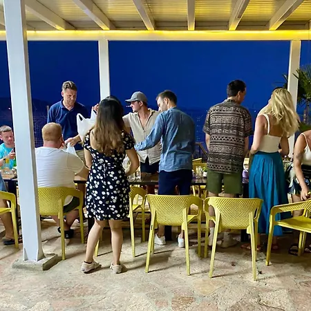 ホテル Kalemi's Beachside