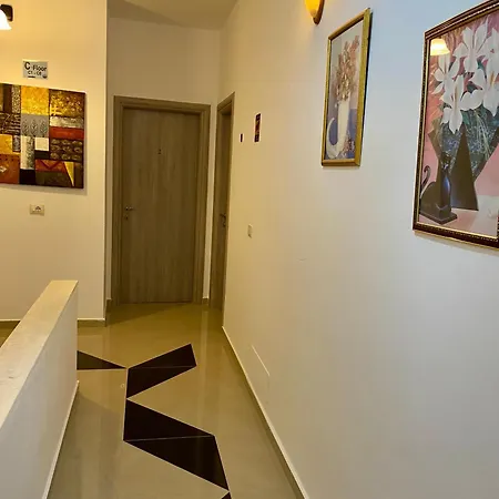 فندق Kalemi's Beachside 3*