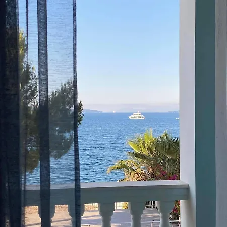 Kalemi's Beachside فندق ساراندا