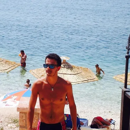 فندق Kalemi's Beachside